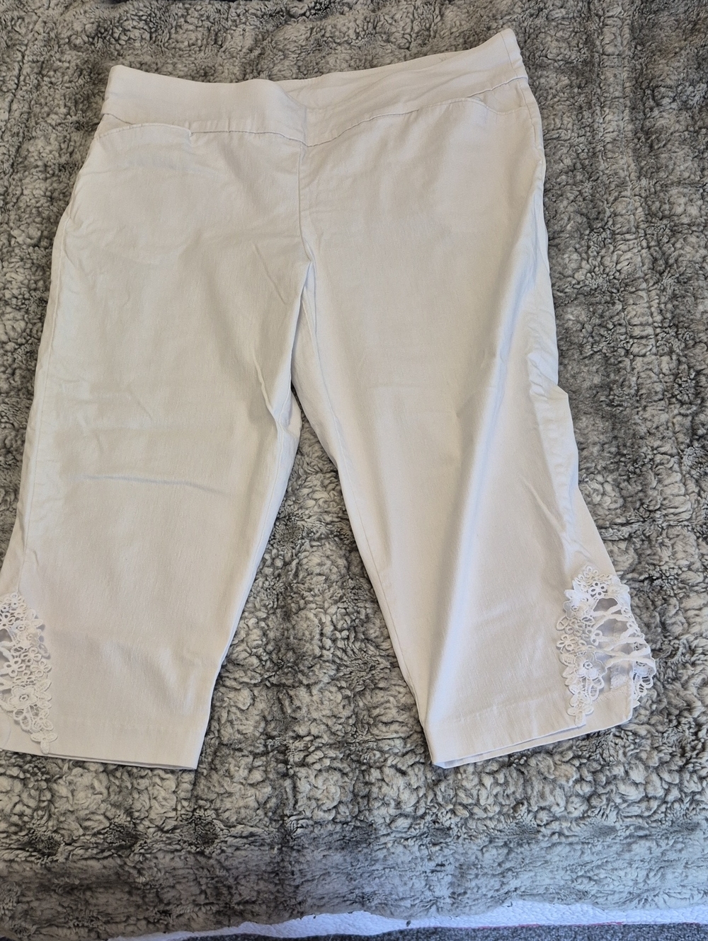 CJ Banks 🖤 White Crochet Hem Capris (1031)